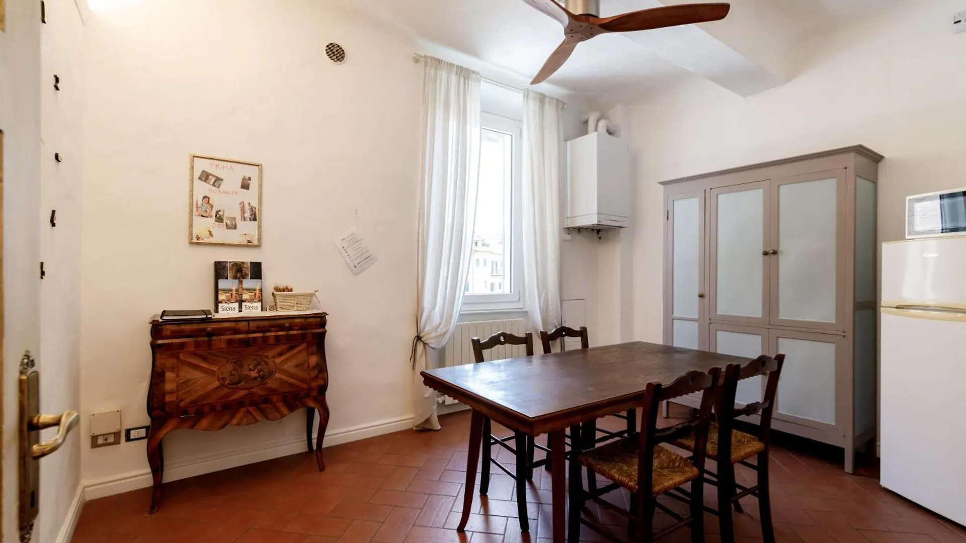 Charme Centro Storico Apartment Siena