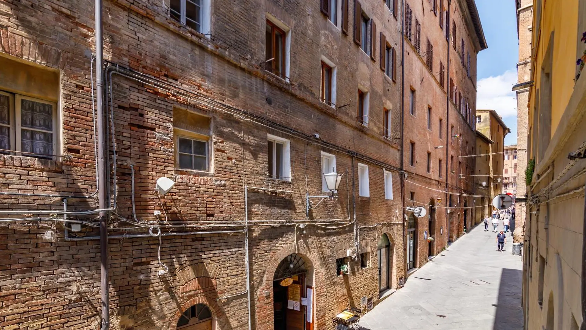 Charme Centro Storico Apartment Siena