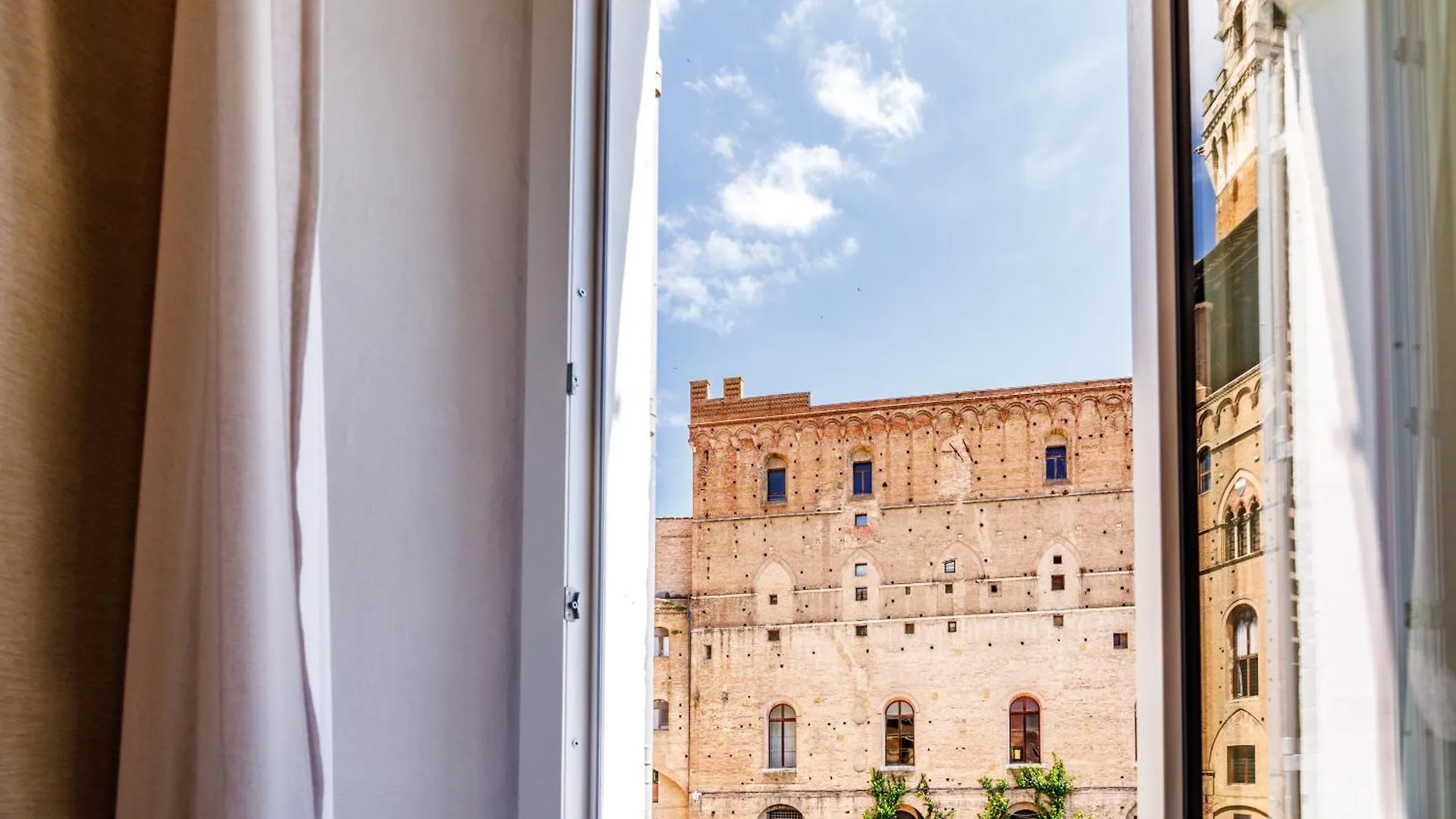 Charme Centro Storico Apartment Siena