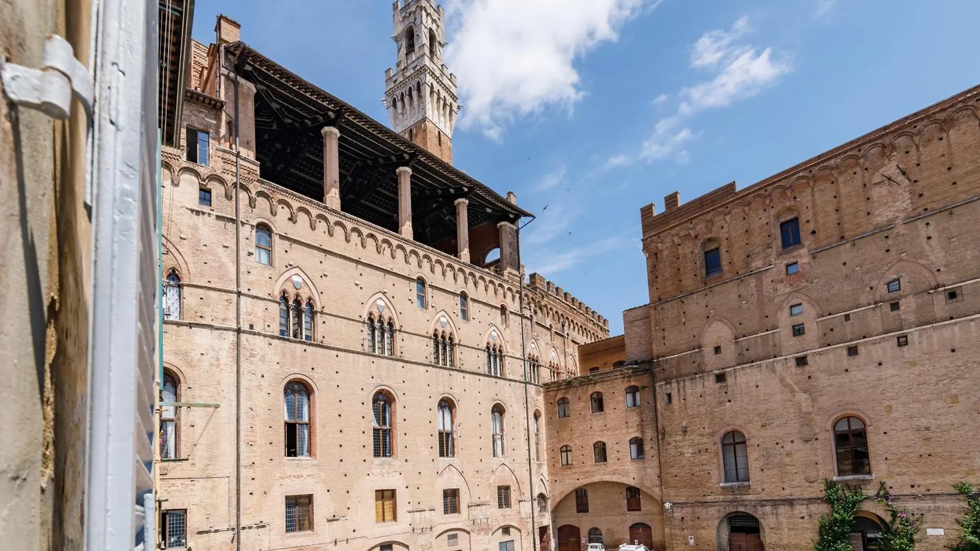 Charme Centro Storico Apartment Siena
